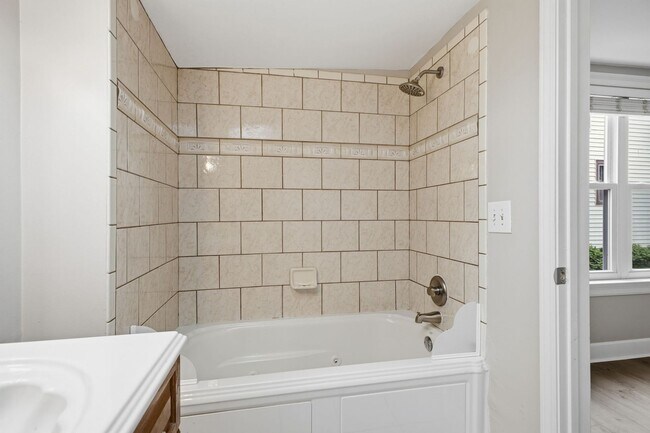Building Photo - Sylvan Park Charm