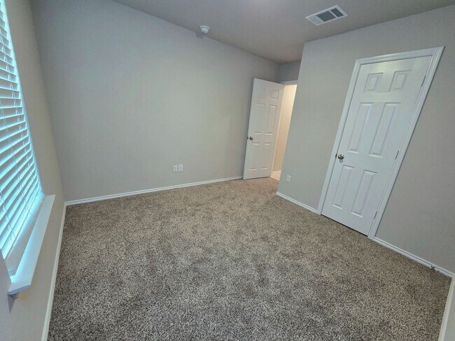 Building Photo - Open Concept 3 Bed 2 Bath