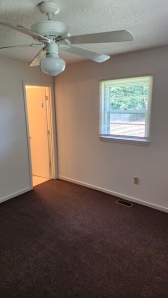 1/2 bath - 115 Hunter Dr