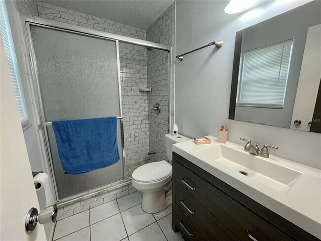 Building Photo - 2101 Utica Dr