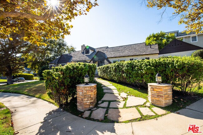 Building Photo - 2771 Club Dr