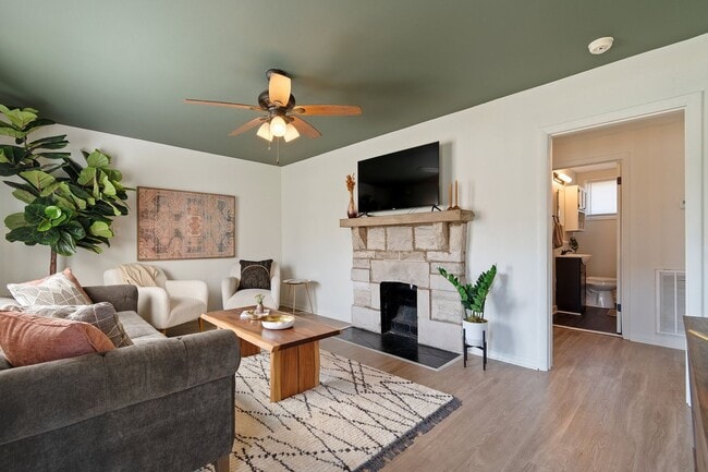 Building Photo - 2 Bed/ 1 Bath Cottage in Charlotte Park, Fenced Yard and Pet Friendly