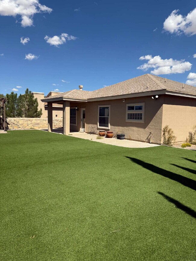 Building Photo - "Charming 3-Bedroom Retreat with 2 Full Ba...