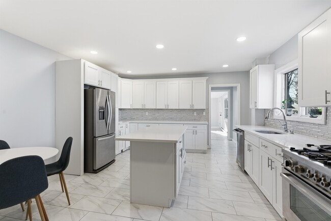 Building Photo - 336 W Palisade Ave