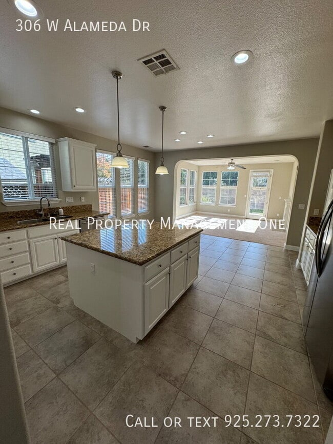 Building Photo - 306 W Alameda Dr