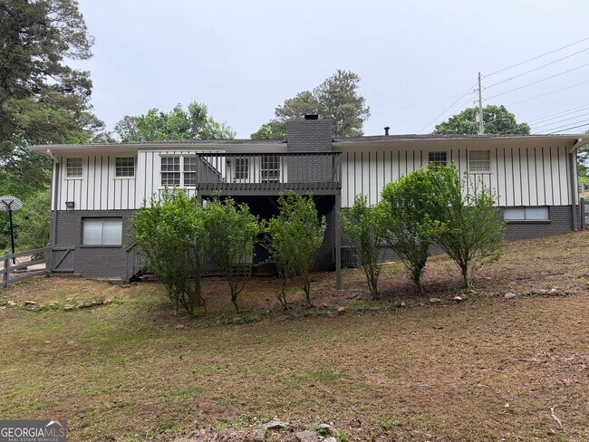 Building Photo - 3336 Camelot Dr NE