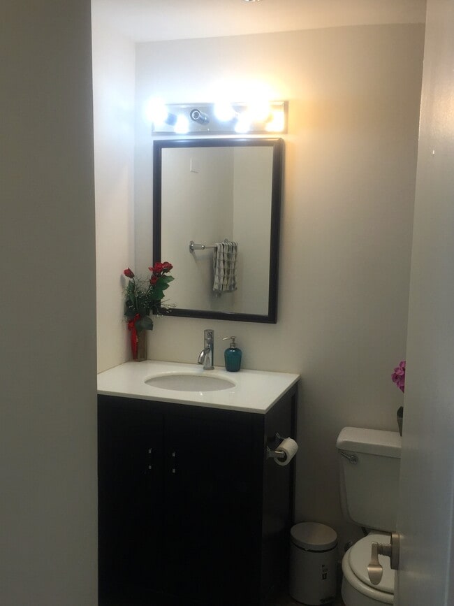 Building Photo - 5445 N Sheridan Rd