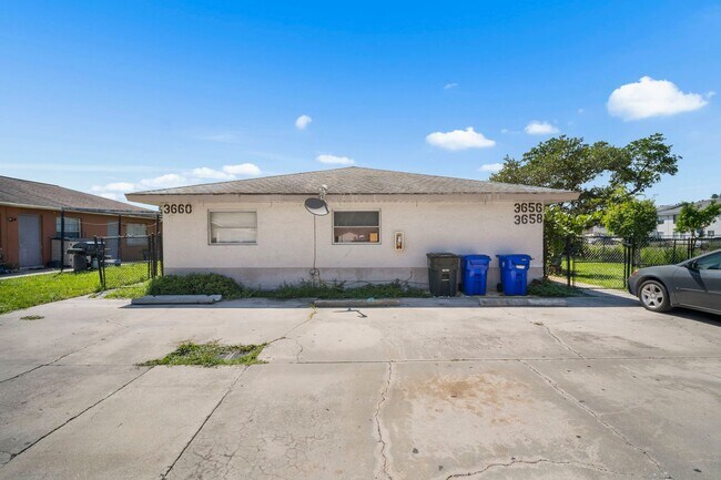 Building Photo - 3656 Seminole Ave