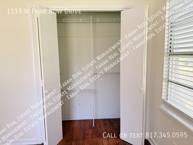 Building Photo - 1119 W Park Row Dr