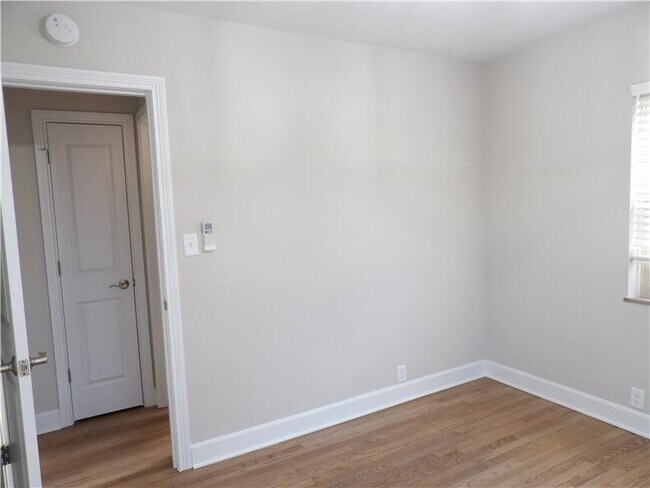 Building Photo - 215 S Ft Thomas Ave