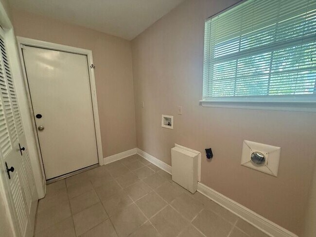 Building Photo - Gulf Breeze - Proper - 5 bedroom, 3.5 bathroom with pool and lawn care included