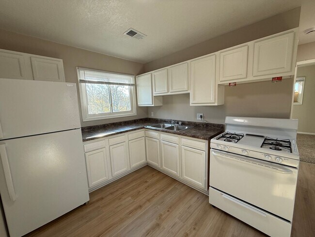 Building Photo - 2606 E Hennepin Ave