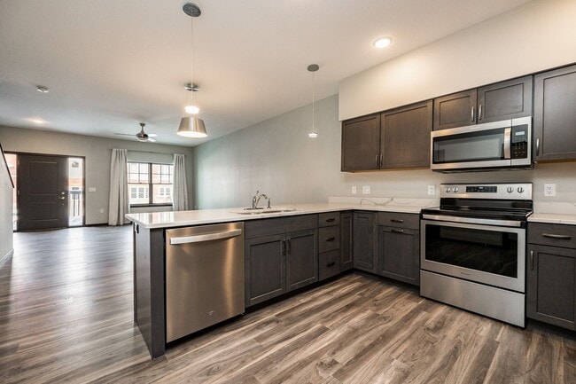 Building Photo - Spacious Townhome In The Kingston Neighborhood