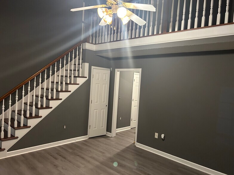 Building Photo - Room in House on Brian William Rd