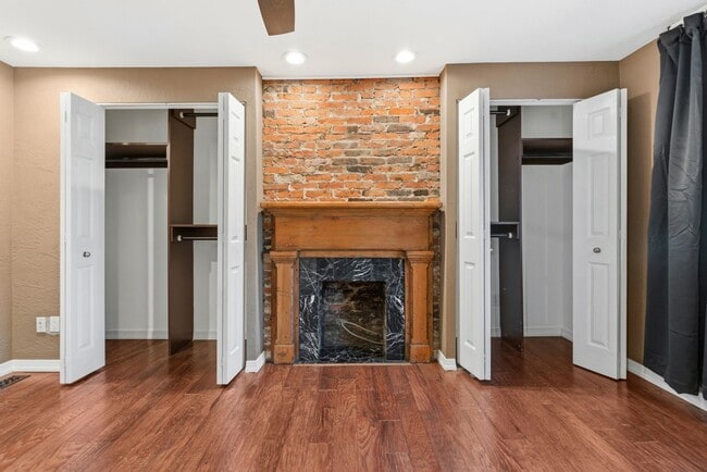 Building Photo - Charming 3 Bedroom/4 Bathroom Detached Home Located In The South Side Flats.  Available Immediately.