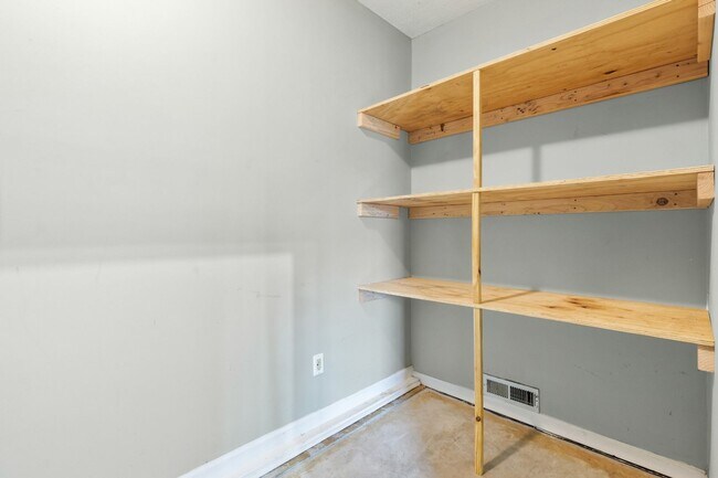 Building Photo - 737 W Creek Dr
