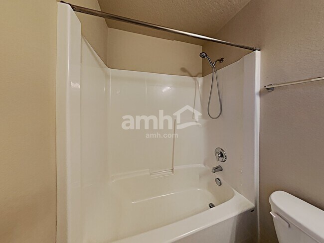 Building Photo - 809 NE 115th Cir