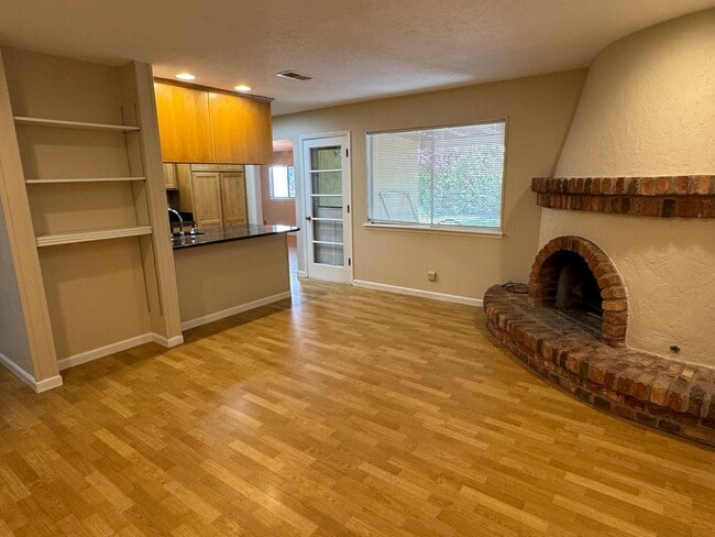 Building Photo - 4708 Brookwood St NE