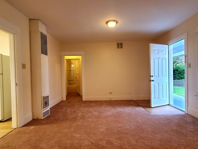 Building Photo - 3 bdrm, 1 bath home for $1995 Rent