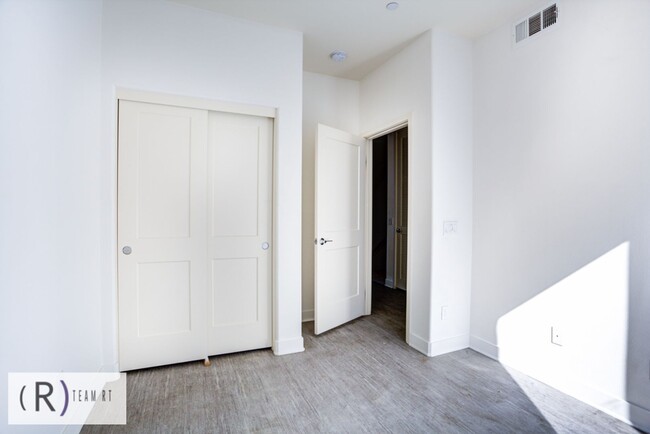 Building Photo - TRI-LEVEL TOWNHOME IN ELEMENTS OF ROSEMEAD!