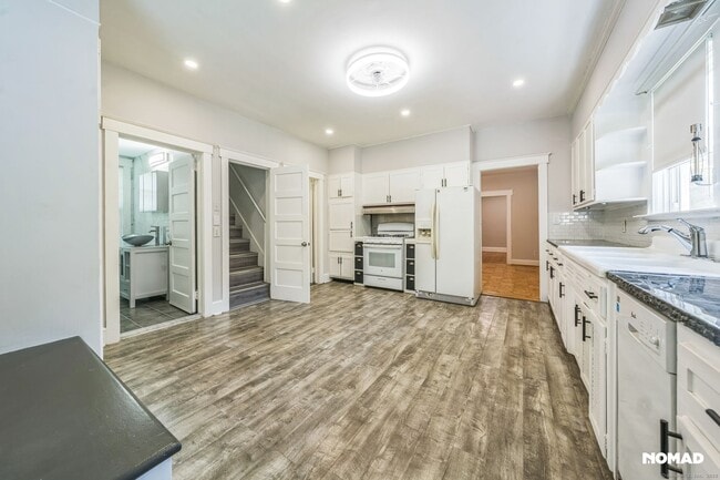 Building Photo - 28 Hollow Wood Ln