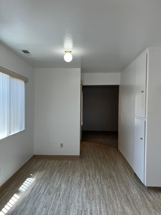 Building Photo - Available NOW! Cute Duplex in North Highla...