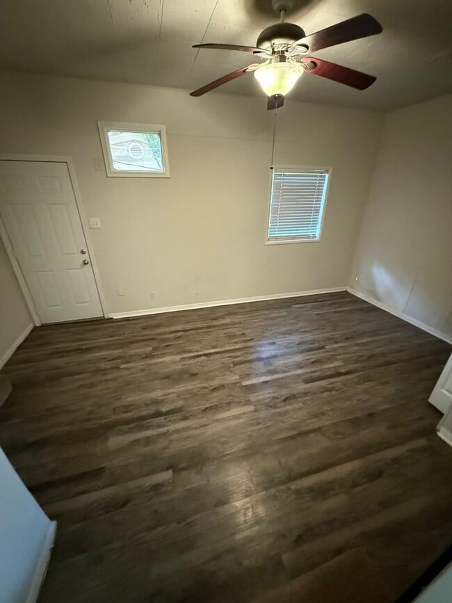 Building Photo - 323 Meadowbrook Ln