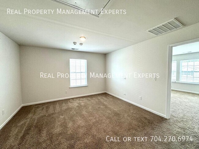 Building Photo - 4025 Lampasas Ln