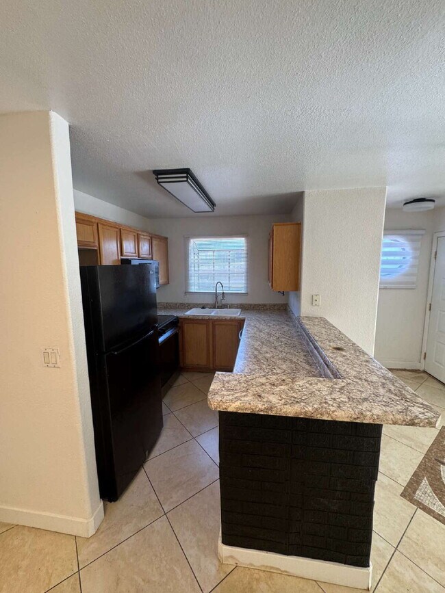 Building Photo - 2 Bed, 1 3/4 Bath Condo