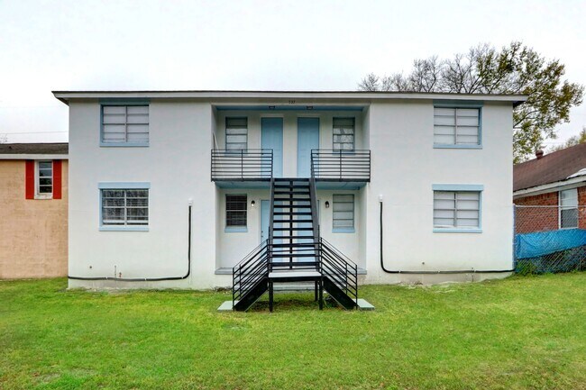 Building Photo - One block from Historic District - Renovated Two Bedroom
