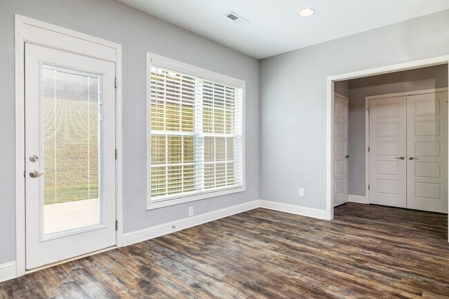 Building Photo - Maryville 37801 - 4 bedroom, 2.5 bath home...