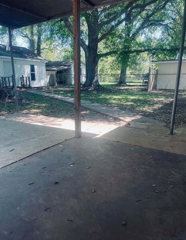 Building Photo - Single Family Residence