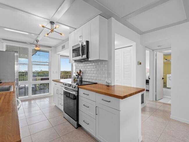 Building Photo - 935 E Causeway Blvd