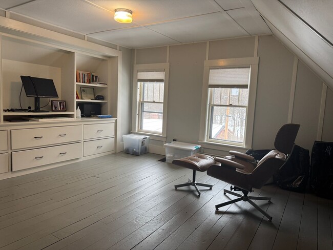 Building Photo - 3 bedroom, 2.5 bath home walking distance to Dartmouth College