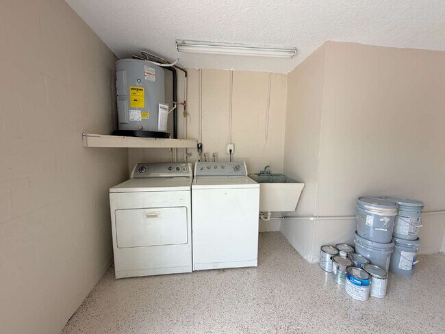 Building Photo - Spacious 2/2 with home with fenced yard in great Port Richey location.