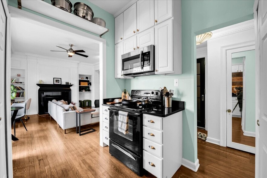 Building Photo - 2900 E Jefferson Ave