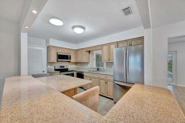 Building Photo - Beautiful 3-Bed / 2 Bath Pool Home in Sara...
