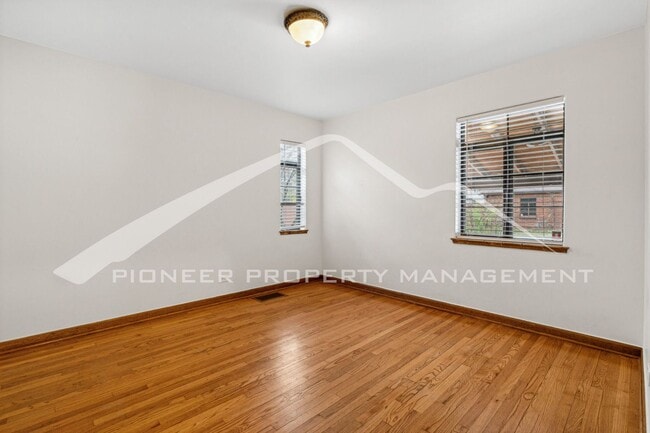 Building Photo - Spacious Home with Central AC and Washer/Dryer