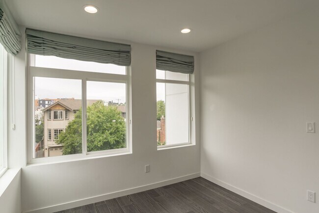 Building Photo - 2Bd/1.75Ba Seattle Townhome