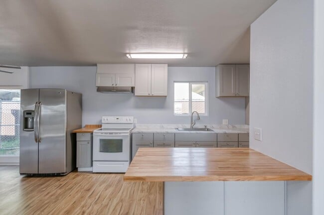 Building Photo - 12712 E McKinley Ave