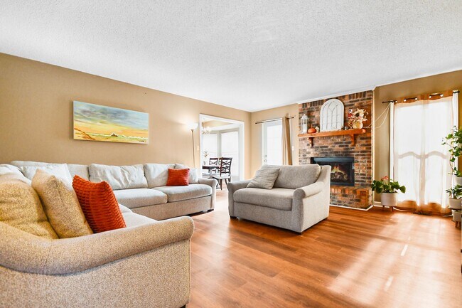 Building Photo - Conveniently Located Three Bedroom!