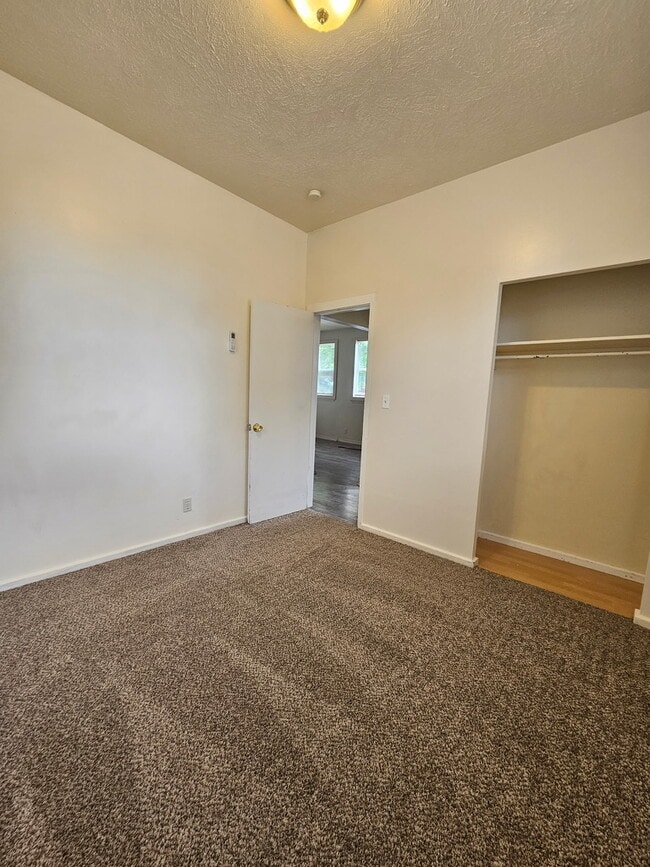 Building Photo - 1015 E 9th S