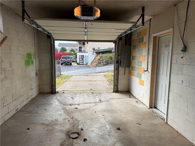 Building Photo - 300 Taylor St