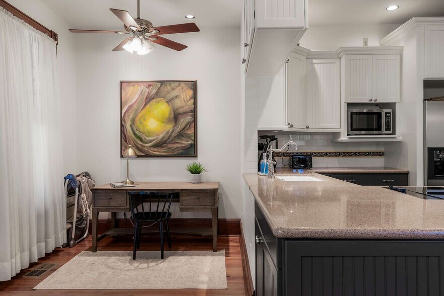 Building Photo - 1116 W 10th St