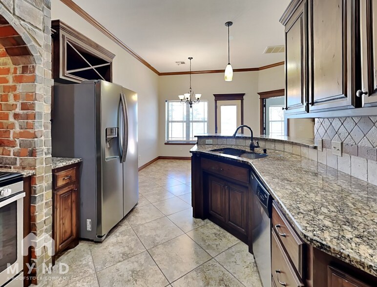 Building Photo - 6001 Bentwood Dr