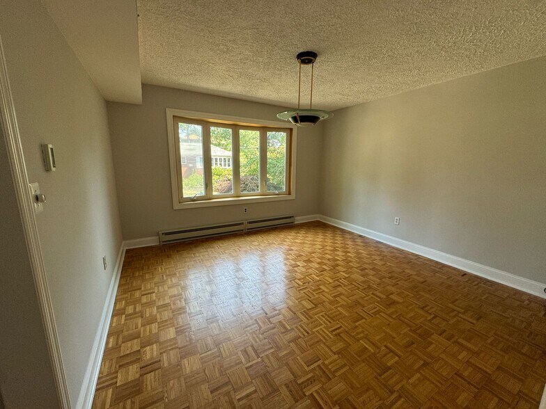 Building Photo - 537 Winterburn Grv