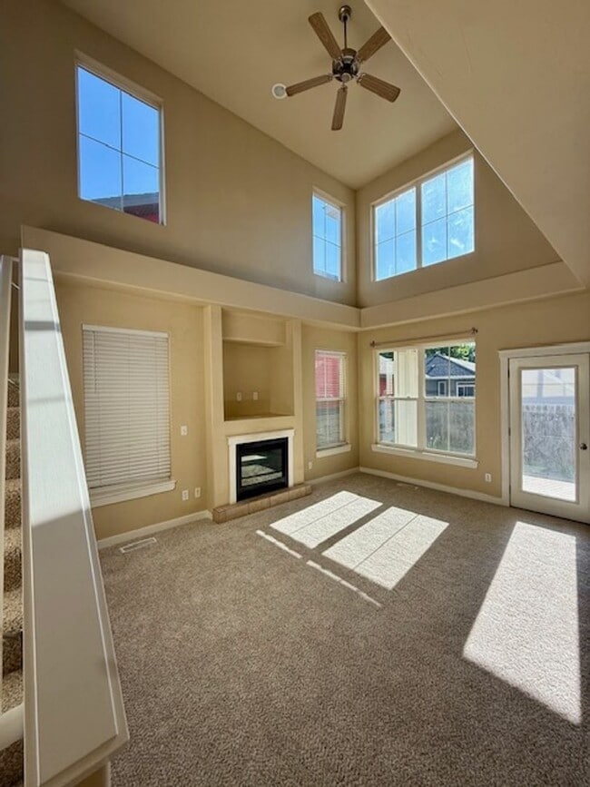 Building Photo - 3 Bedroom 3 Bathroom House Located Near a ...