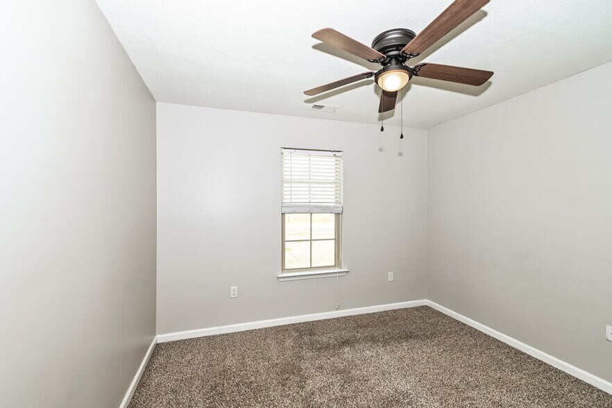 Building Photo - 2867 S Cherry Dr