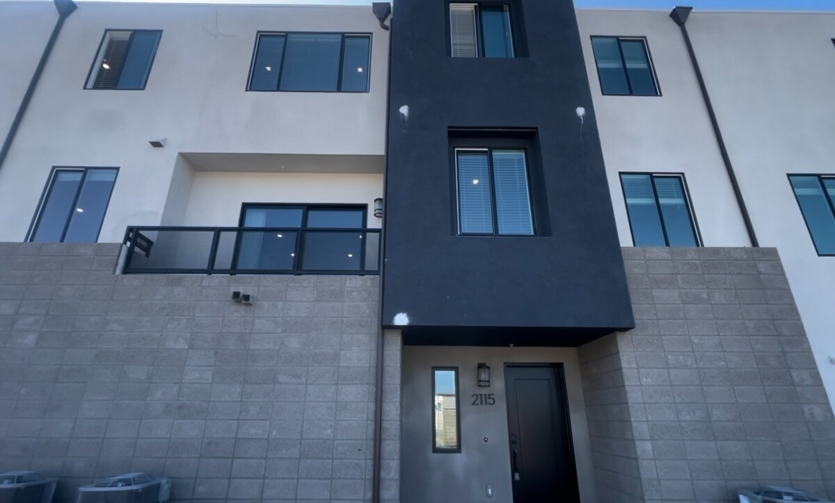 Building Photo - 2115 Reed Dr