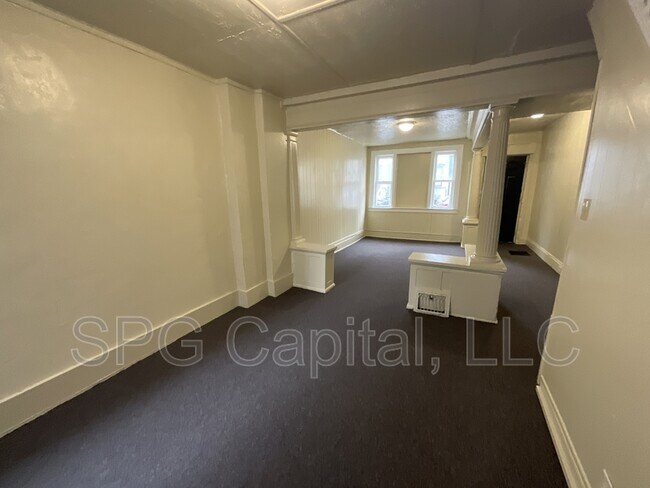 Building Photo - 524 S Queen St